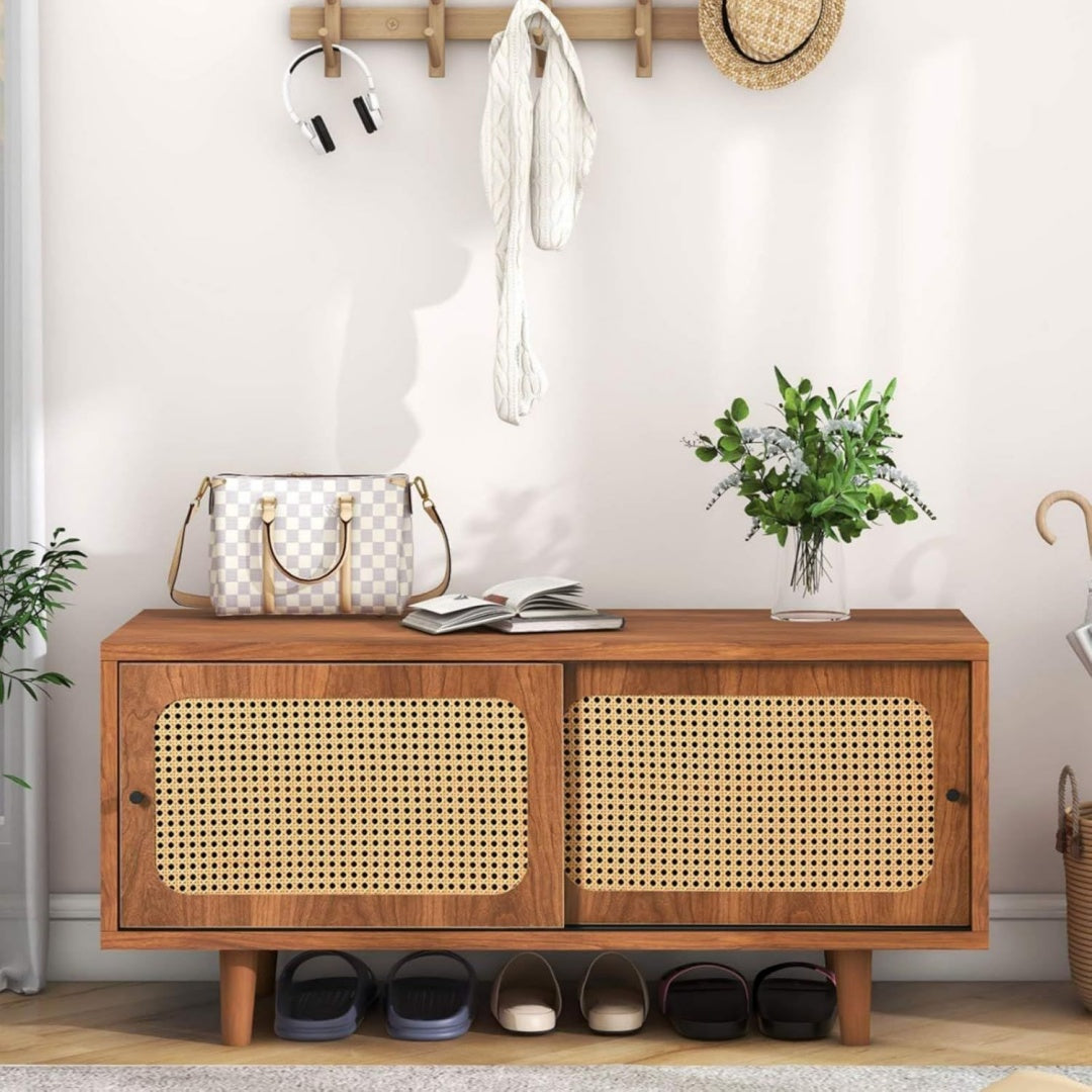 Commode gris clair, structure robuste, deux portes